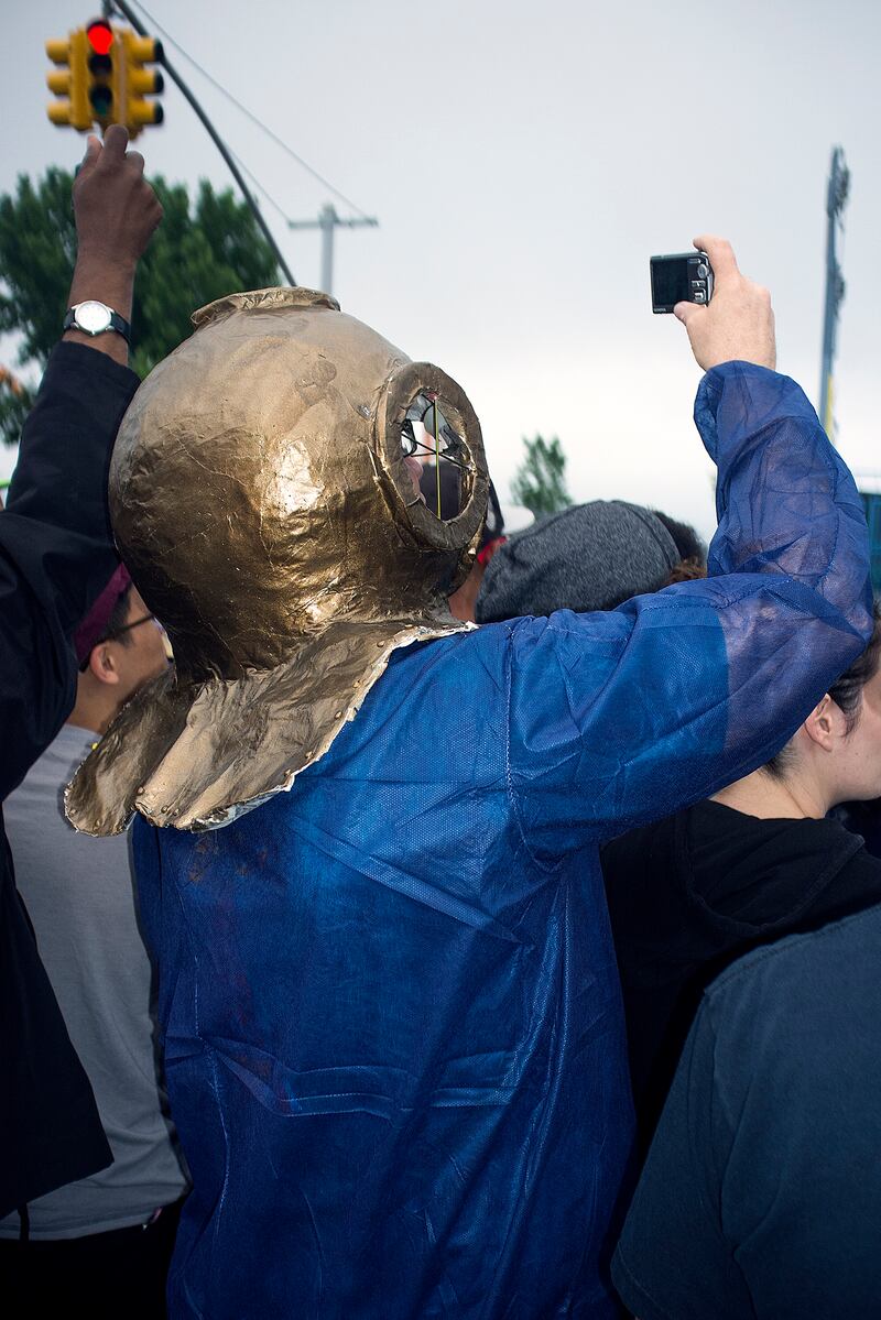 galleries/2015/06/20/seashells-sequins-and-lots-of-glitter-this-years-coney-island-mermaid-parade/150620_mermaid_parade_07_lhoibm