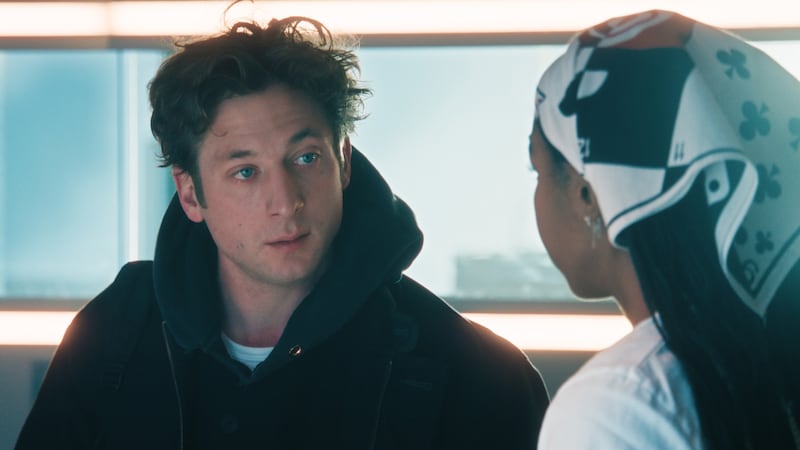 (l-r) Jeremy Allen White as Carmen "Carmy" Berzatto and Ayo Edebiri as Sydney Adamu.