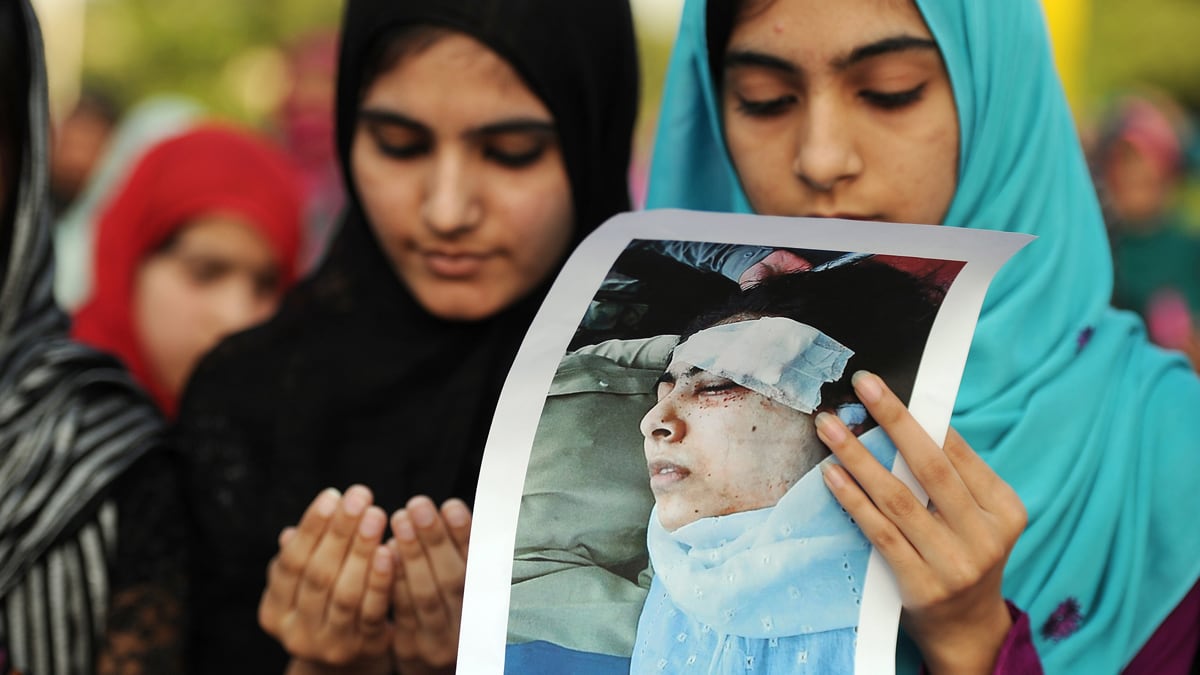 cheats/2012/10/13/shot-pakistani-girl-stable/yousafzai-arrests-hospital-cheat_fllqfb