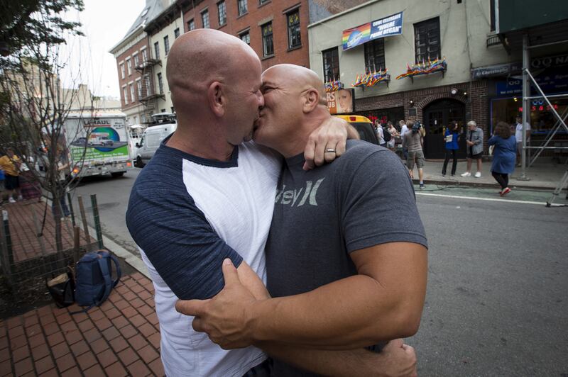 galleries/2015/06/26/scene-at-the-supreme-court-gay-marriage-photo/150626-gay-marriage-01_n3ud01