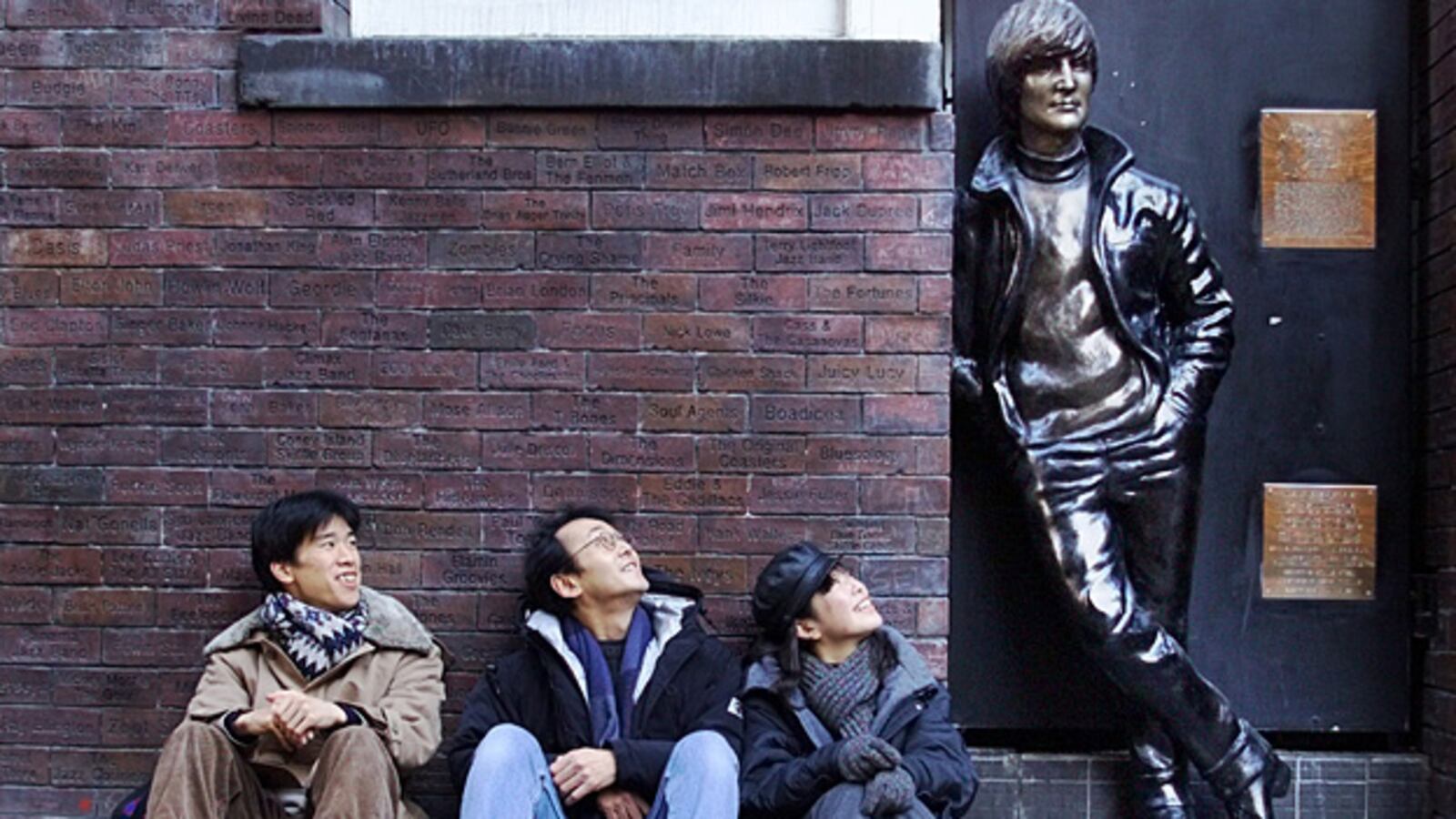galleries/2010/12/07/john-lennon-fans/lennon-fans-1_qw45l3