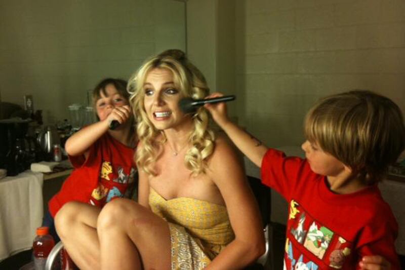 galleries/2011/07/03/britney-spears-ashton-kutcher-usher-more-celebrity-twitter-photos/spears-week-in-celebrity-twitter-pictures_w2dyrk