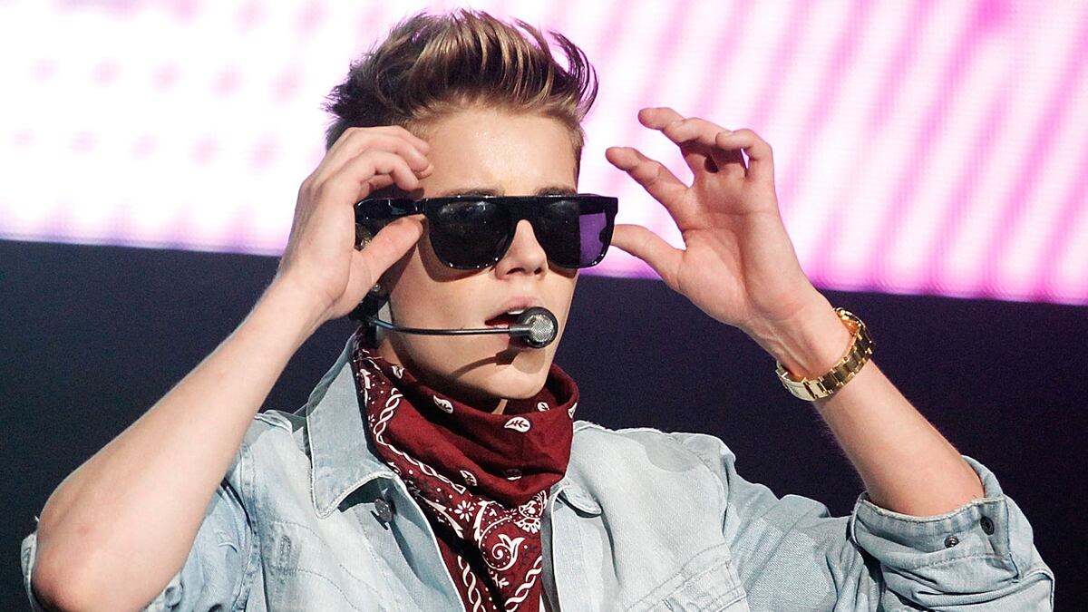 cheats/2012/12/15/justin-bieber-tv-comedy-in-the-works/biebs-sitcom-abc-cheat_ecgrd9