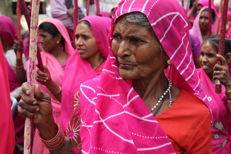 galleries/2011/02/25/india-s-pink-vigilantes/pink-gang-2_ulnsku