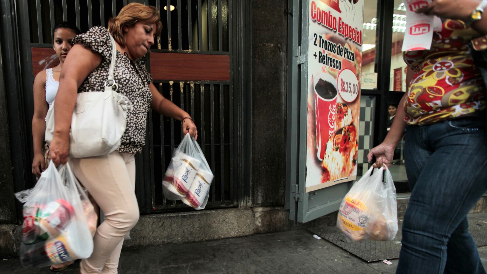 cheats/2013/05/16/venezuela-is-running-low-on-toilet-paper/130513-venezuela-toilet-paper-cheat_ftzw4p