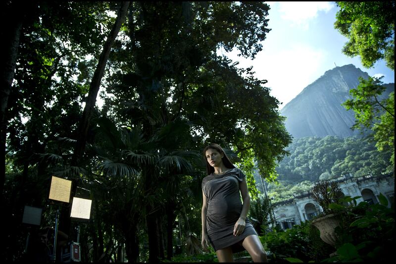 galleries/2012/11/29/pirelli-calendar-2013-behind-the-scenes-with-steve-mccurry-photos/pirelli-4_dw0k32