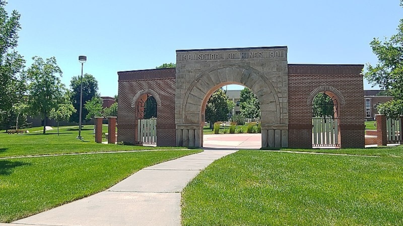 800px-South_Dakota_School_of_Mines_and_Technology_t4ww1z