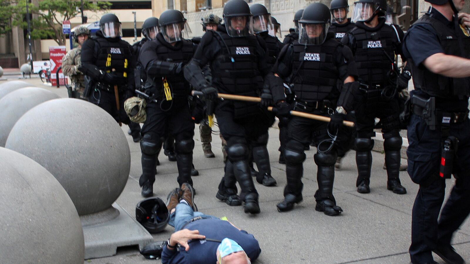 2020-06-06T000000Z_840724662_RC2E3H9GH3D5_RTRMADP_3_MINNEAPOLIS-POLICE-PROTESTS-BUFFALO_fxlk7s