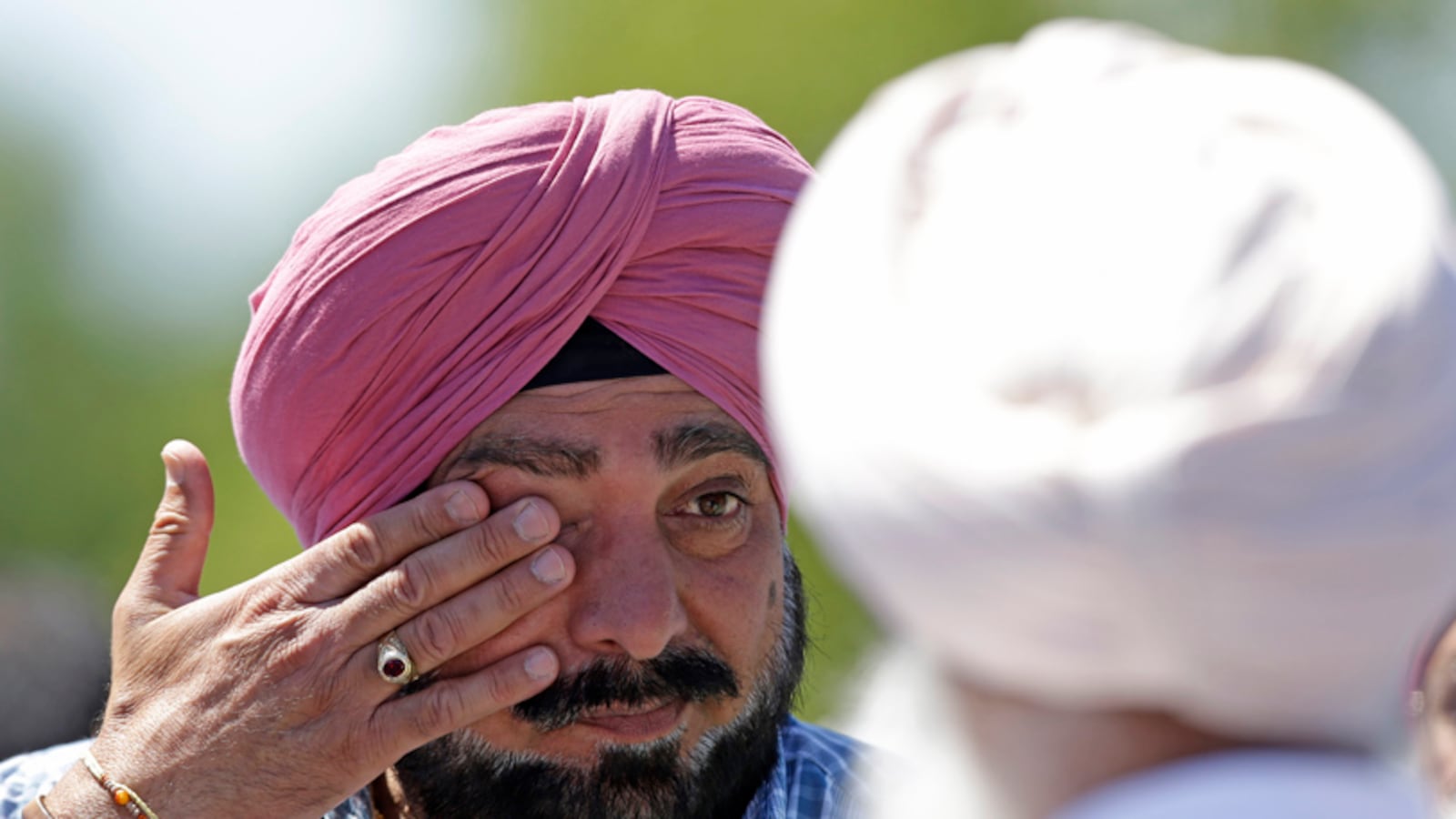 articles/2012/08/05/wisconsin-shooting-7-dead-at-sikh-temple/sikh-temple-shooting1_mvhlt4