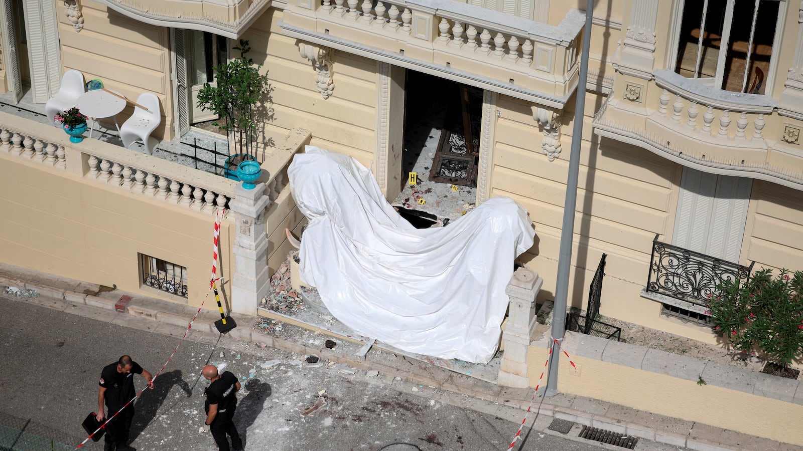 TOPSHOT - Members of a bomb disposal team operate the day after an allaged attack involving an explosive device in the lobby of a residential building, in Monaco on June 30, 2026. Law enforcement officers were deployed on the morning of June 30, 2026, in Monaco and the surrounding area in an attempt to track down the suspect in the parcel bomb explosion that rocked the principality on the evening of June 29, 2026 seriously injuring a Ukrainian oligarch and two of his relatives. (Photo by Valery HACHE / AFP via Getty Images)
