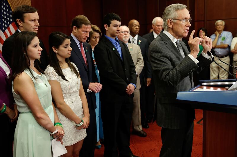 articles/2013/06/14/six-months-after-newtown-gun-violence-debate-continue/130613-newtown-anniversary-shapiro-embed2_fglick