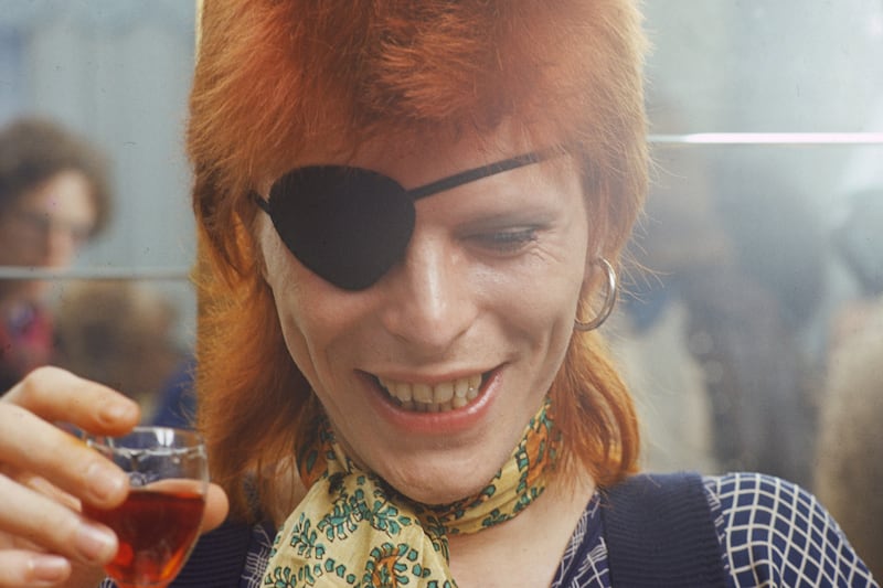 galleries/2016/01/11/david-bowie-style-icon-photos/160111-david-bowie12_emrudy