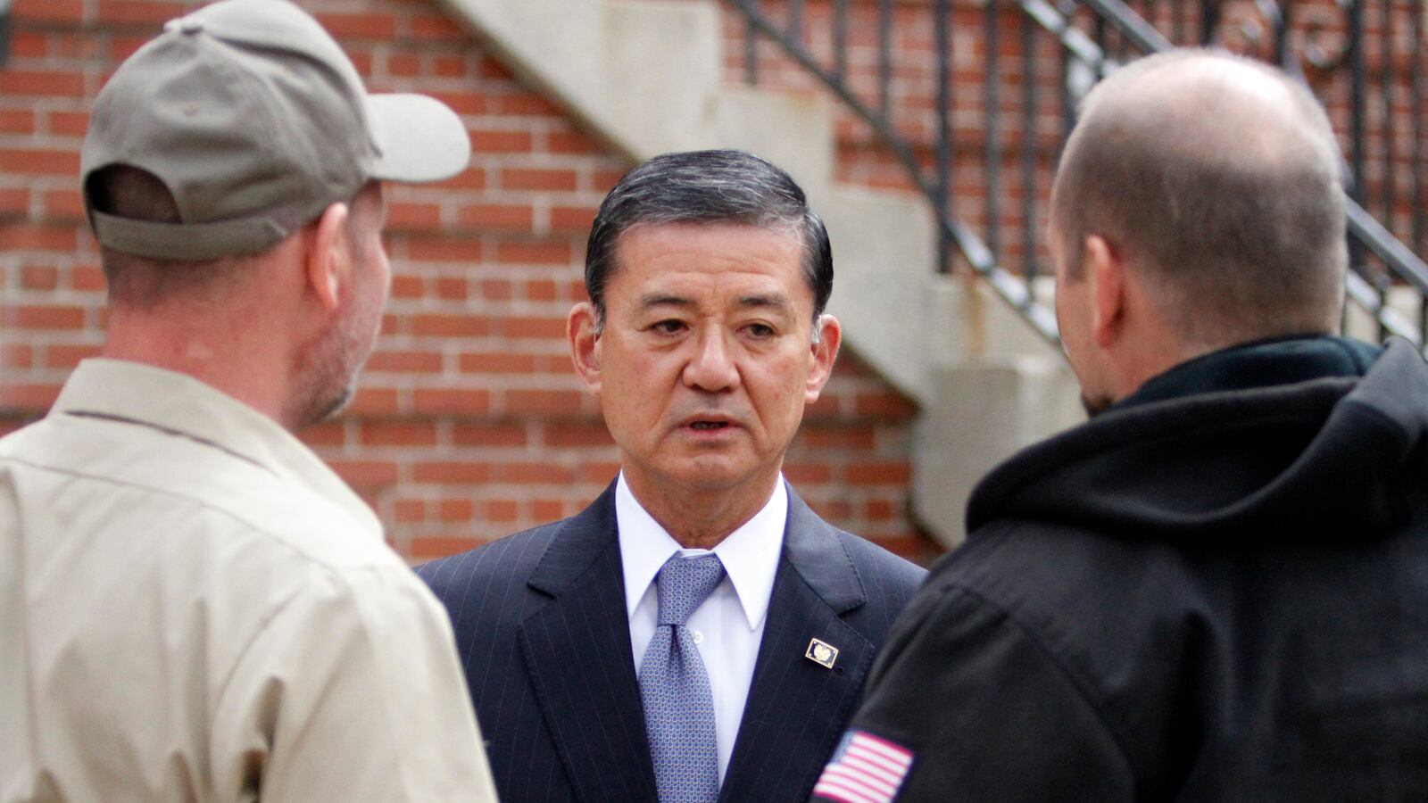 articles/2014/05/08/the-secret-waitlist-that-s-killing-vets/140507-siegel-vets-tease_k7iy2g