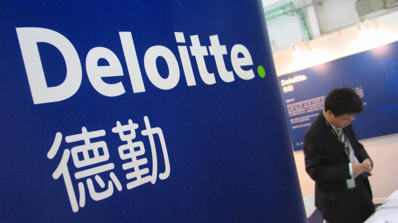 articles/2012/12/13/the-us-china-accounting-war/mcardle-china-us-accounting-war_b4tvcb