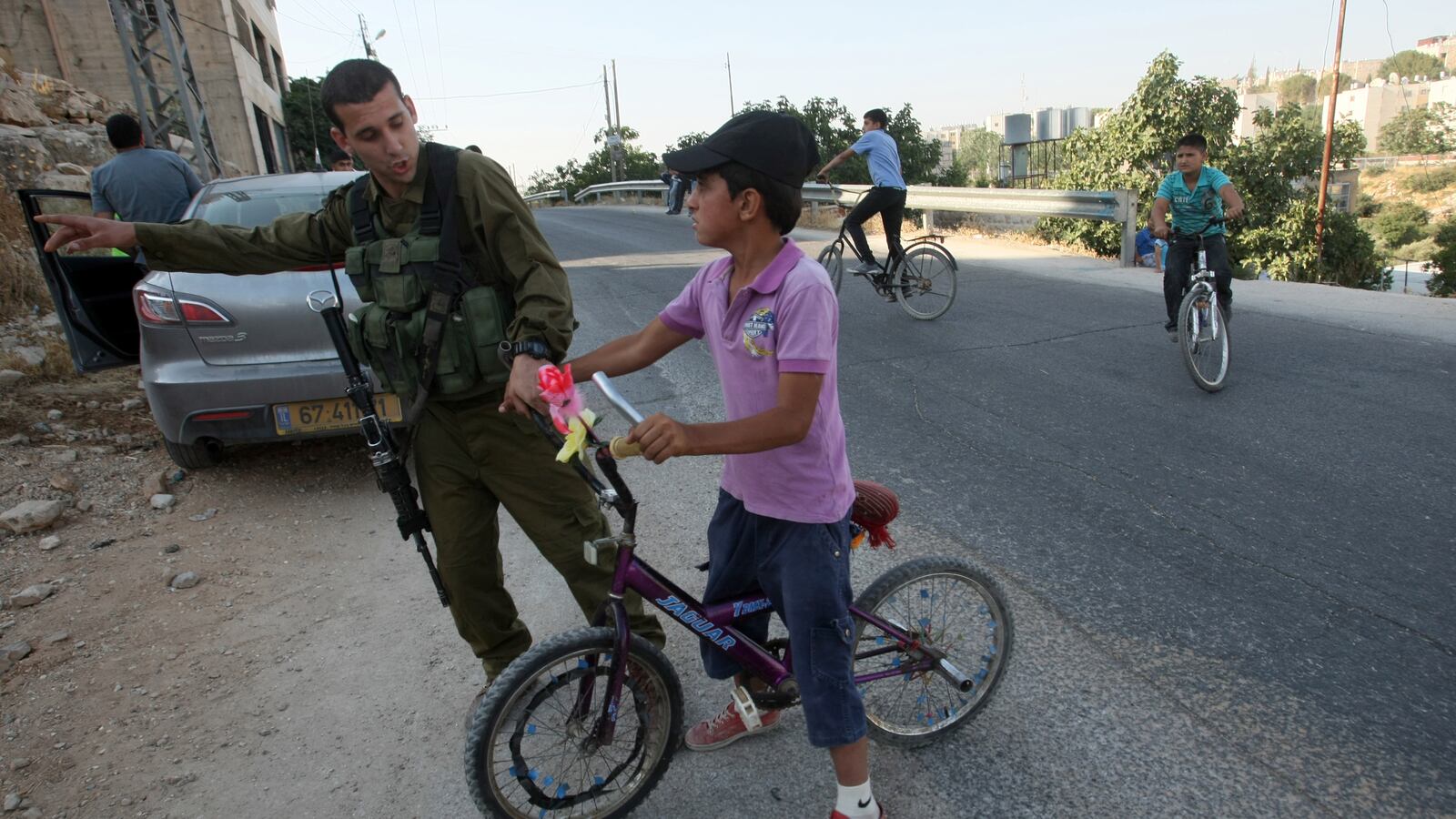 articles/2013/10/11/palestinian-parents-to-be-allowed-to-accompany-children-under-israeli-interrogation/OZ_palestinian_child_with_bicycle_i5mitp