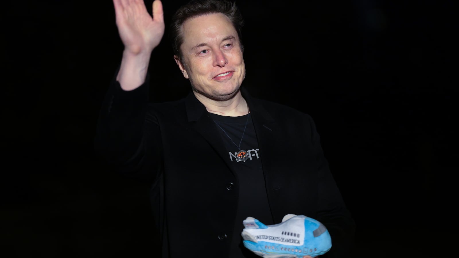 Elon Musk holds an Air Force One stuffy after returning to the White House aboard Marine One with President Trump.