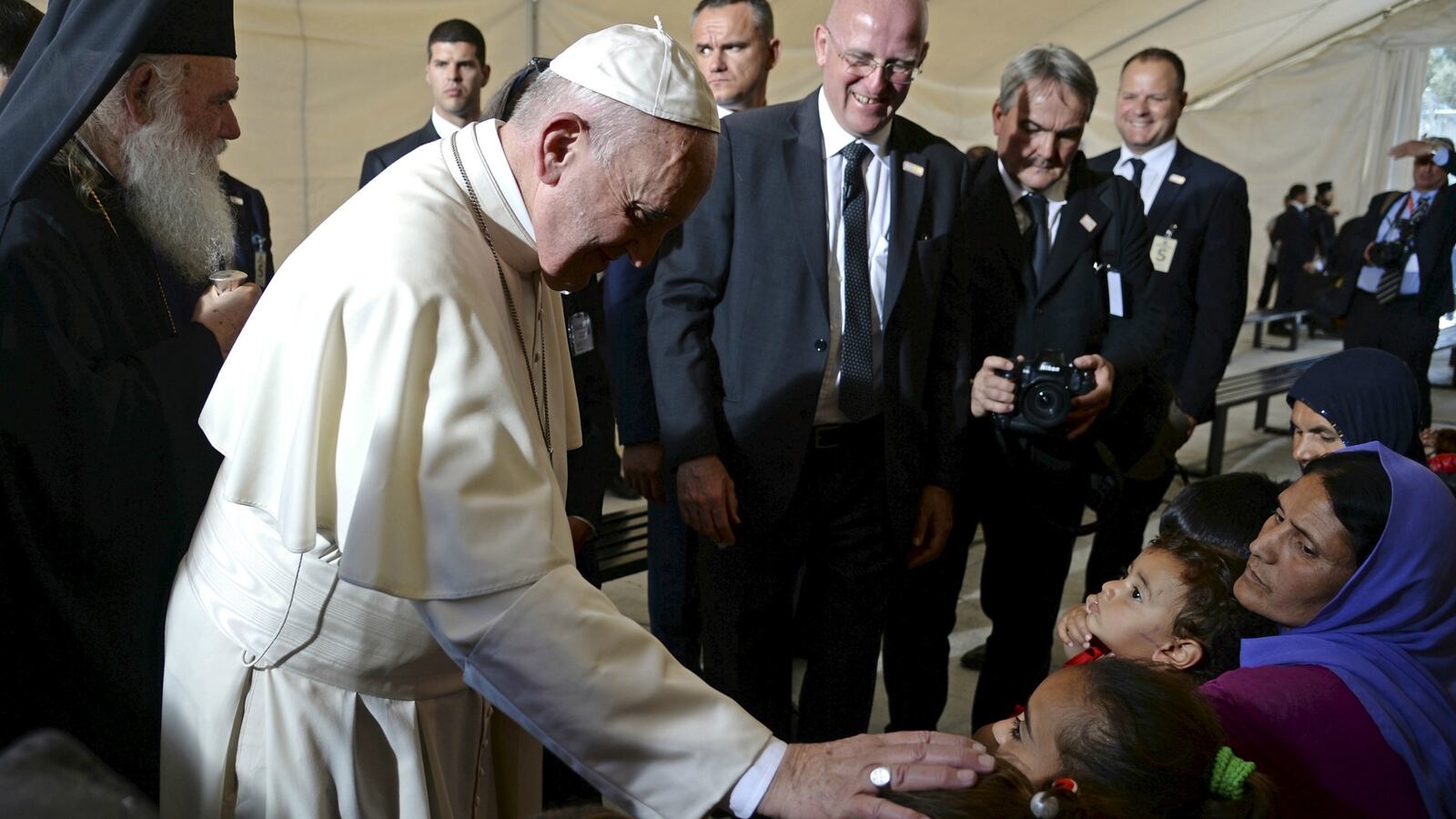 cheats/2016/04/16/pope-francis-meets-migrants-on-lesbos/160416-francis-migrants-cheat_h4ucwu