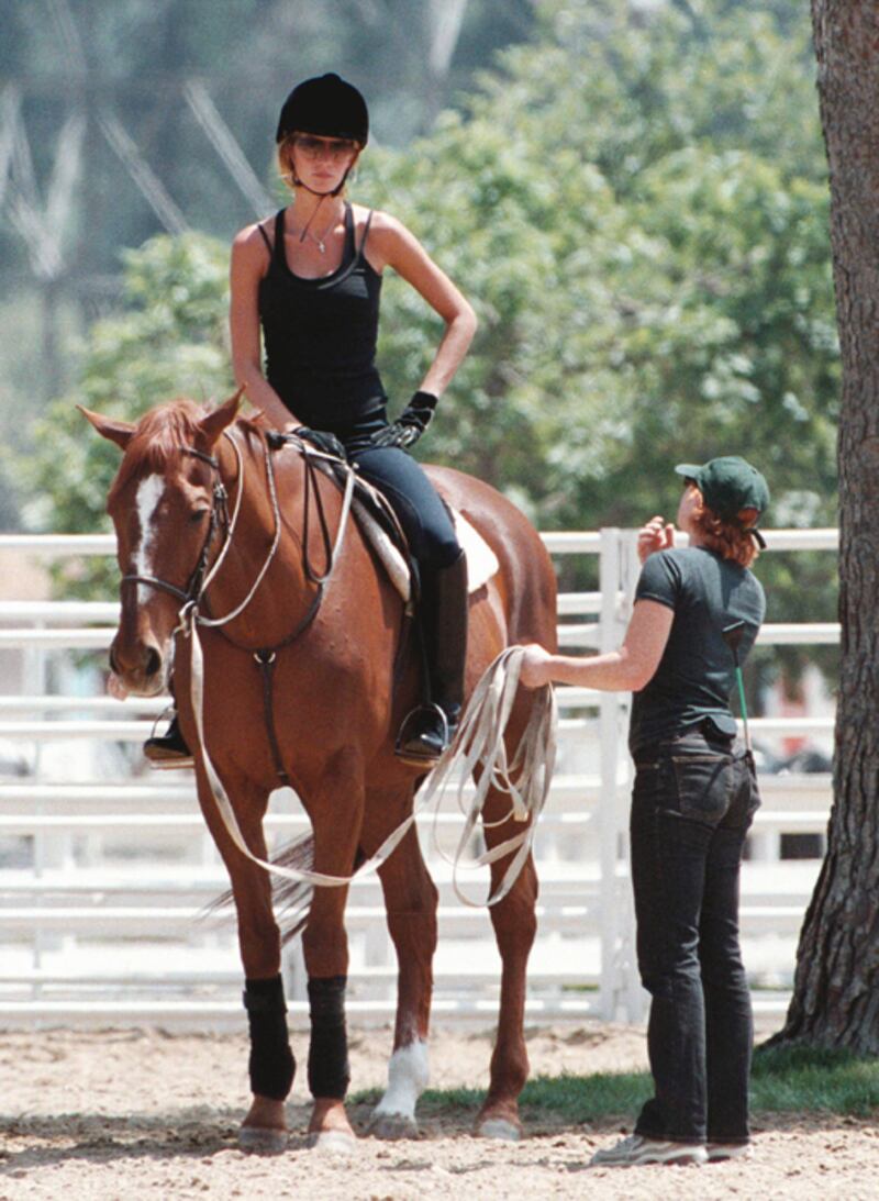 galleries/2010/10/07/women-on-horses/women-on-horses---gisele_aumbzf