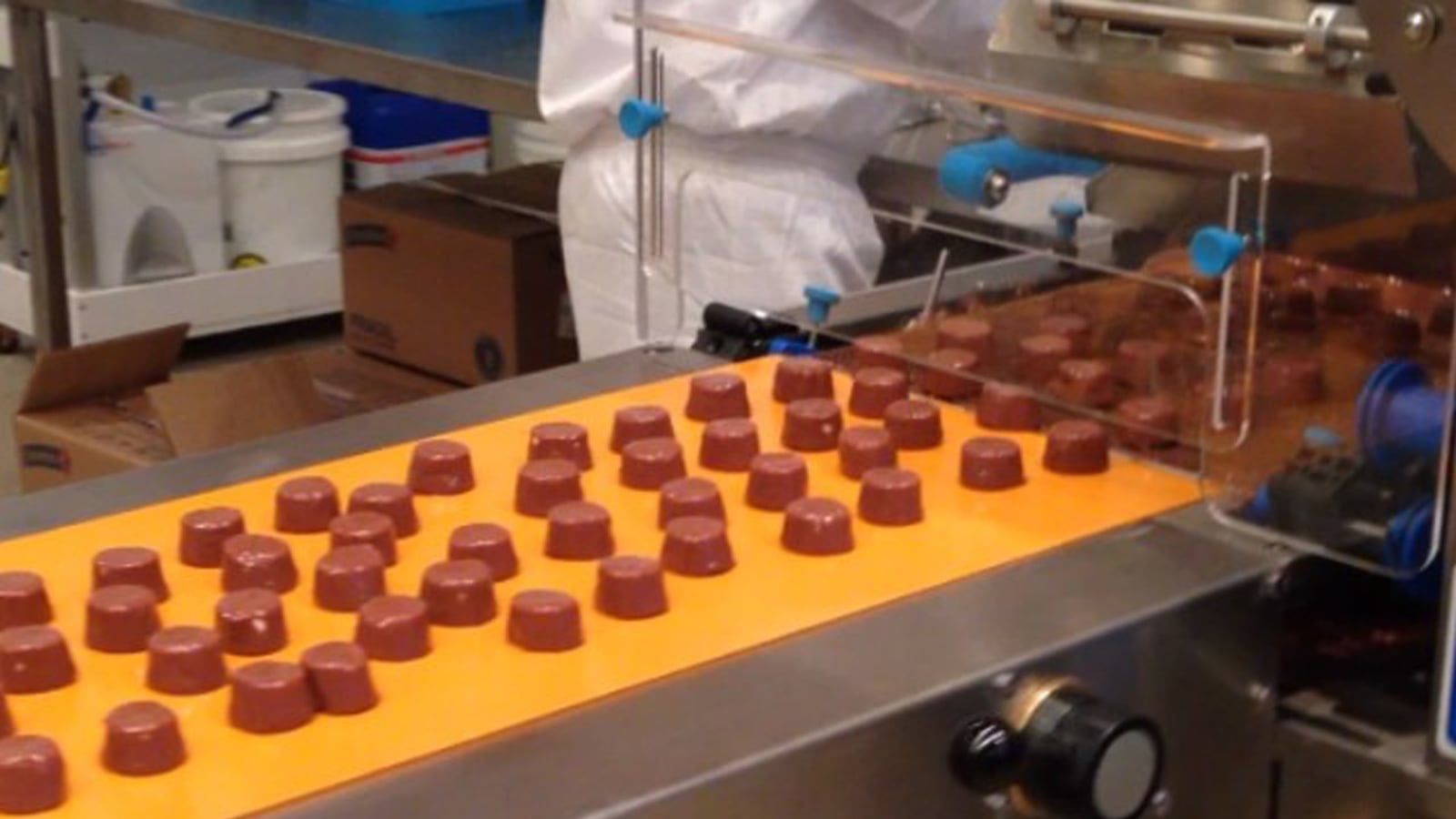 articles/2014/04/24/oscar-murillo-opens-the-tastiest-art-exhibit-at-david-zwirner/140423-oscar-murillo-jones1a-tease_bj0jlh