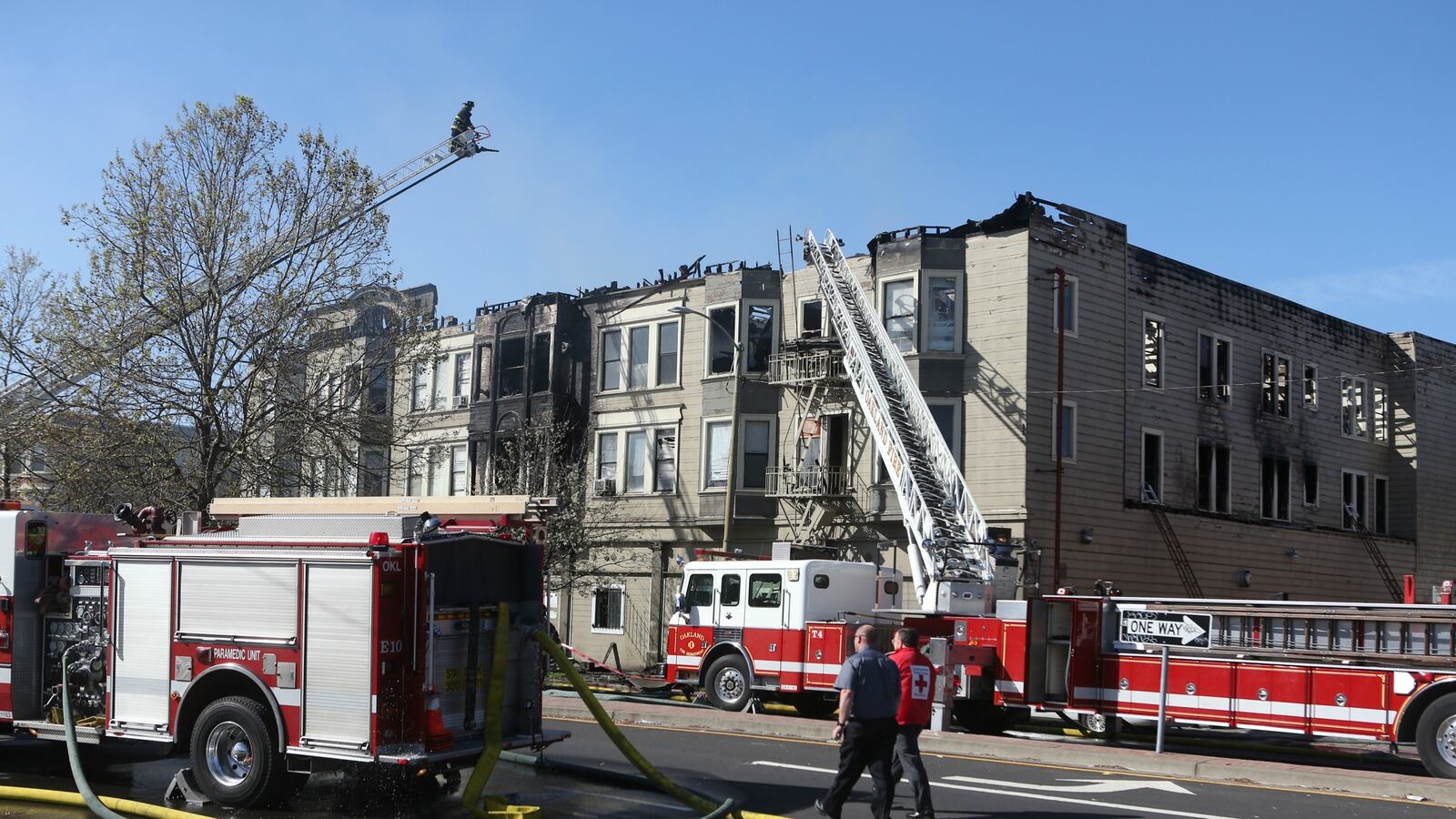 cheats/2017/03/31/burning-candle-blamed-for-fatal-oakland-fire/170330-oakland-fire-burning-candle-cheat_gtmlhx