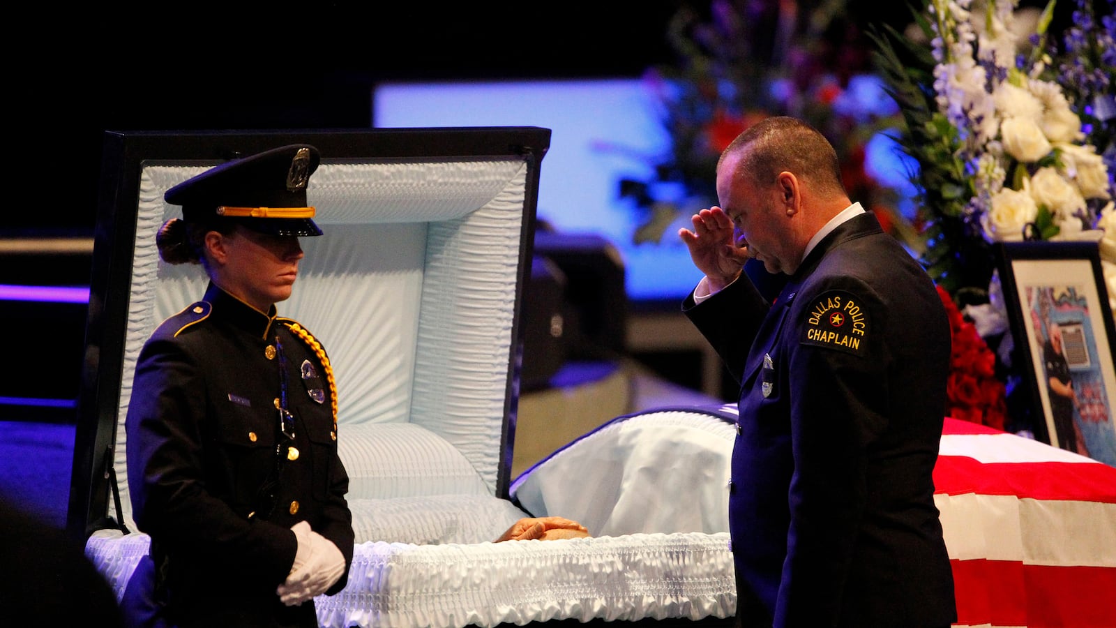 galleries/2016/07/12/a-tearful-day-in-dallas-photos/160713-dallas-funerals-01_uufclt