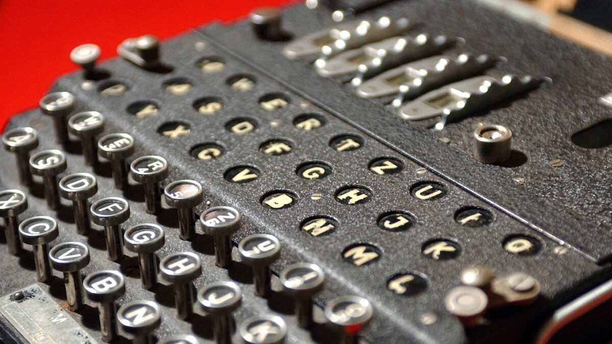 cheats/2011/09/17/wwii-espionage-device-up-for-auction/enigma-machine-nazis-cheat_m8yqfx