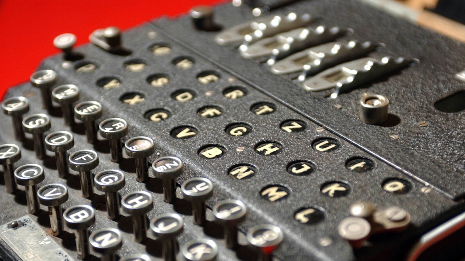 cheats/2011/09/17/wwii-espionage-device-up-for-auction/enigma-machine-nazis-cheat_m8yqfx