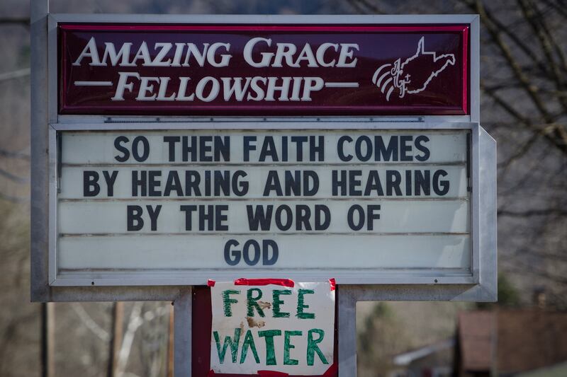 galleries/2014/03/02/the-west-virginia-river-no-one-can-drink-from-photos/140228-weastva-water16_icldn0