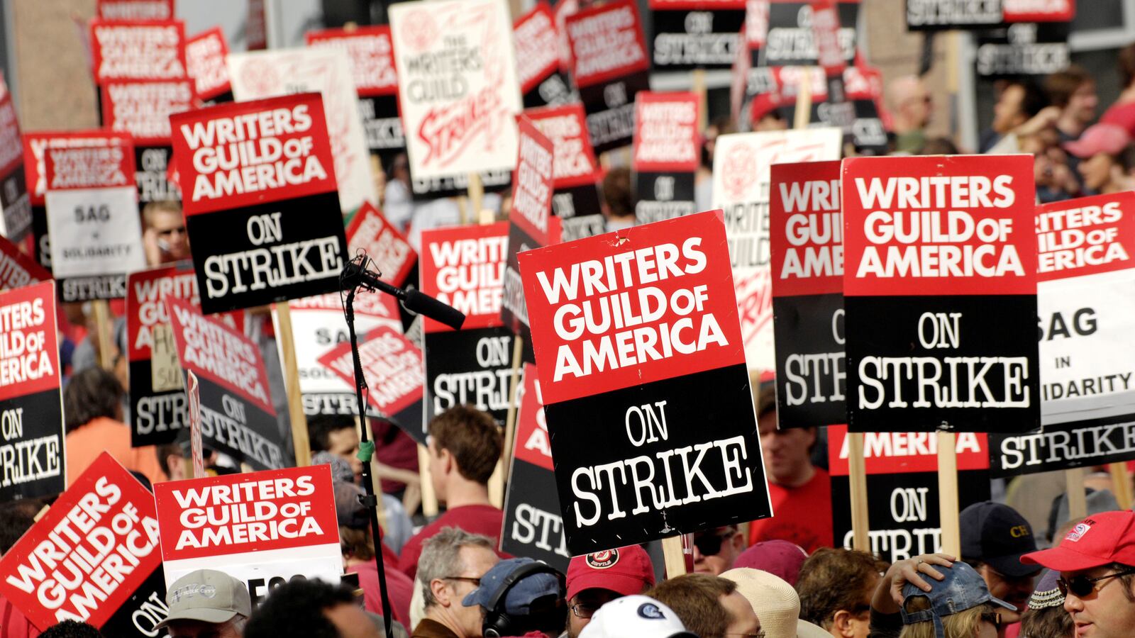 cheats/2017/05/02/hollywood-writers-studios-reach-deal/170502-writers-strike-agreement_xxftdh