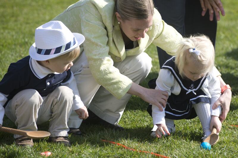 galleries/2013/04/01/obama-s-on-a-roll-photos-from-the-white-house-easter-egg-hunt/130401-white-house-easter-15_zehlw5
