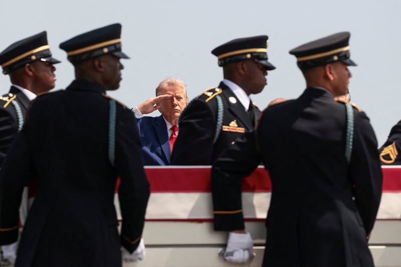 U.S. President Donald Trump salutes as members of the military carry the transfer case of U.S. Army Pvt. Isabella Gonzales of the 1st Battalion, 57th Air Defense Artillery Regiment, 52nd Air Defense Artillery Brigade, 10th Army Air Missile Defense Command, who was killed during an attack at Muwaffaq Salti Air Base in Jordan, during a dignified transfer of her remains at Dover Air Force Base in Dover, Delaware, U.S., July 22, 2026. REUTERS/Evelyn Hockstein      TPX IMAGES OF THE DAY