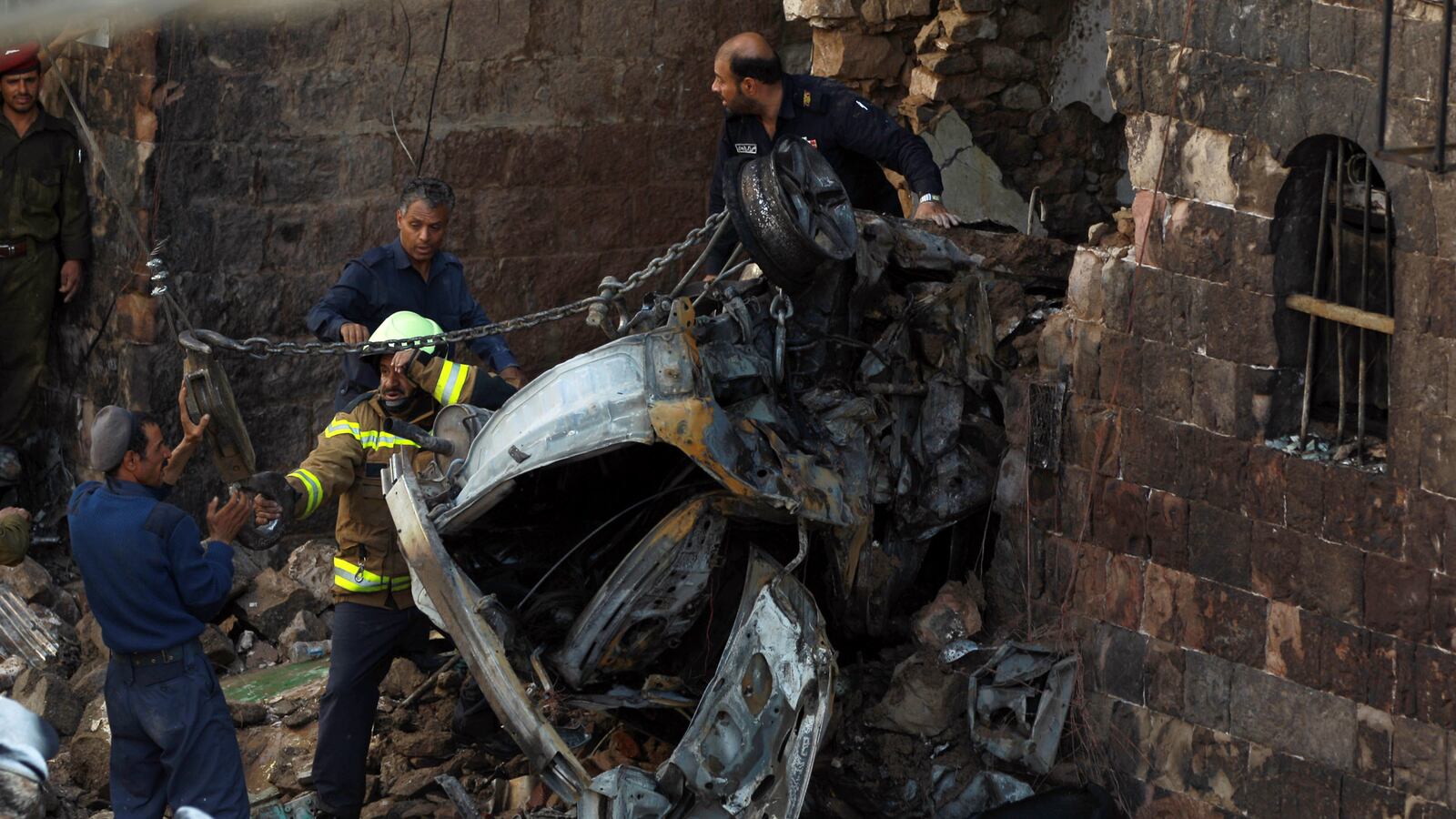 cheats/2013/02/19/bloody-helicopter-crash-rocks-yemen/130219-yemen-aircraft-crash-cheat_wuftlx