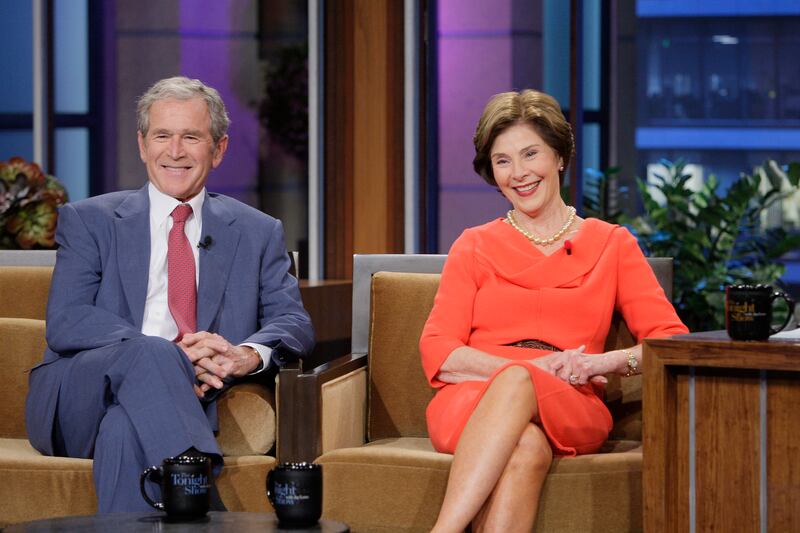 articles/2013/11/20/w-charms-on-the-tonight-show/131120-grove-leno-bush-tease-embed_md9iga