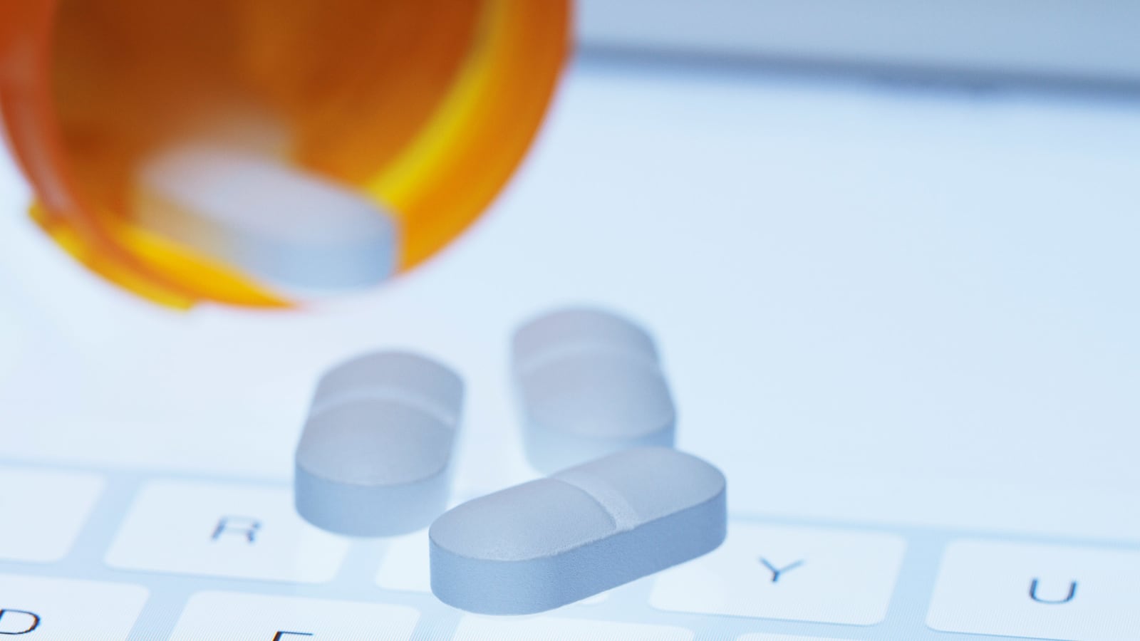 articles/2015/02/26/why-you-trust-the-internet-more-than-your-doctor/150225-docbastard-internet-tease_b9zhfg