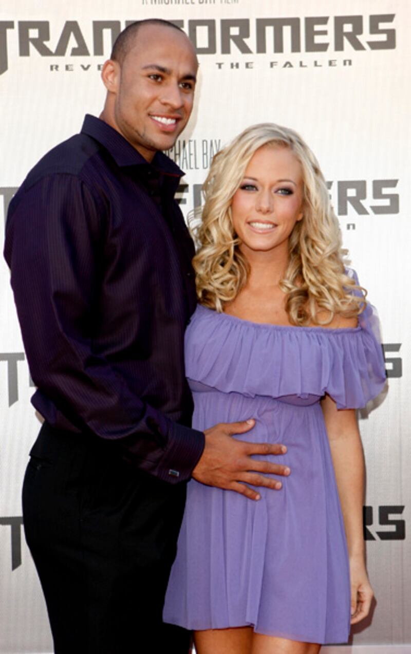 galleries/2011/08/16/celebrity-moms-pregnant-before-25-photos/kendra-wilkinson-mom_o7yhic
