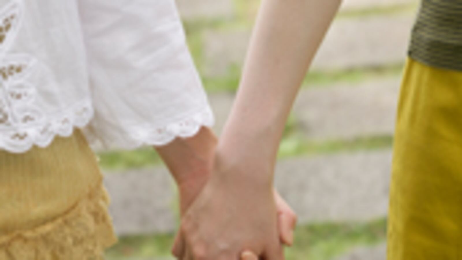 articles/2010/06/21/growing-up-with-lesbian-moms-by-ry-russo-young/russo-young-lesbian-moms_107867_qtom9x