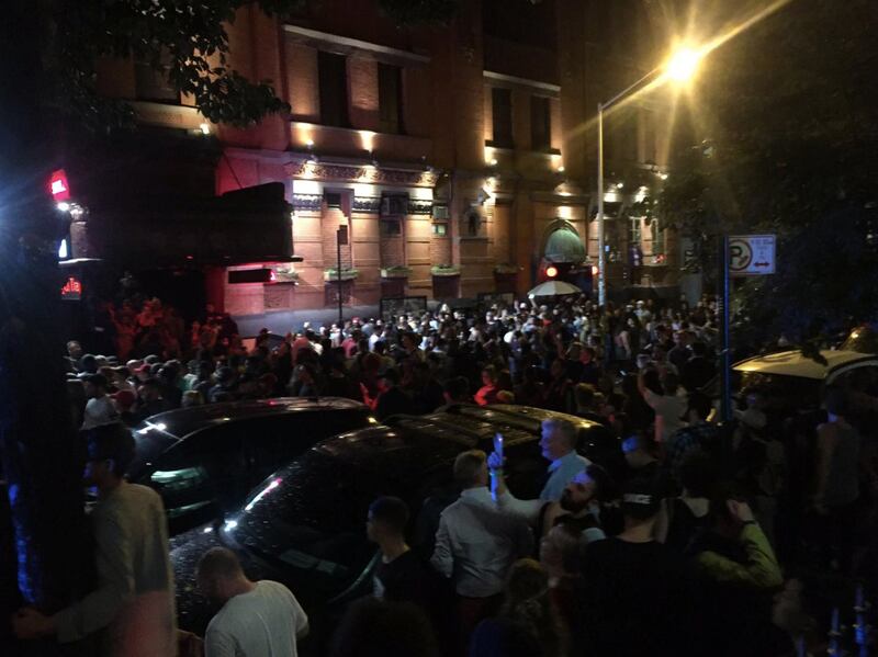 articles/2016/06/06/inside-kanye-west-s-nyc-riot-rapper-leads-fans-on-insane-scavenger-hunt-to-trump-building/160606-collins-kanye-riot-nyc-embed1_fyytkv