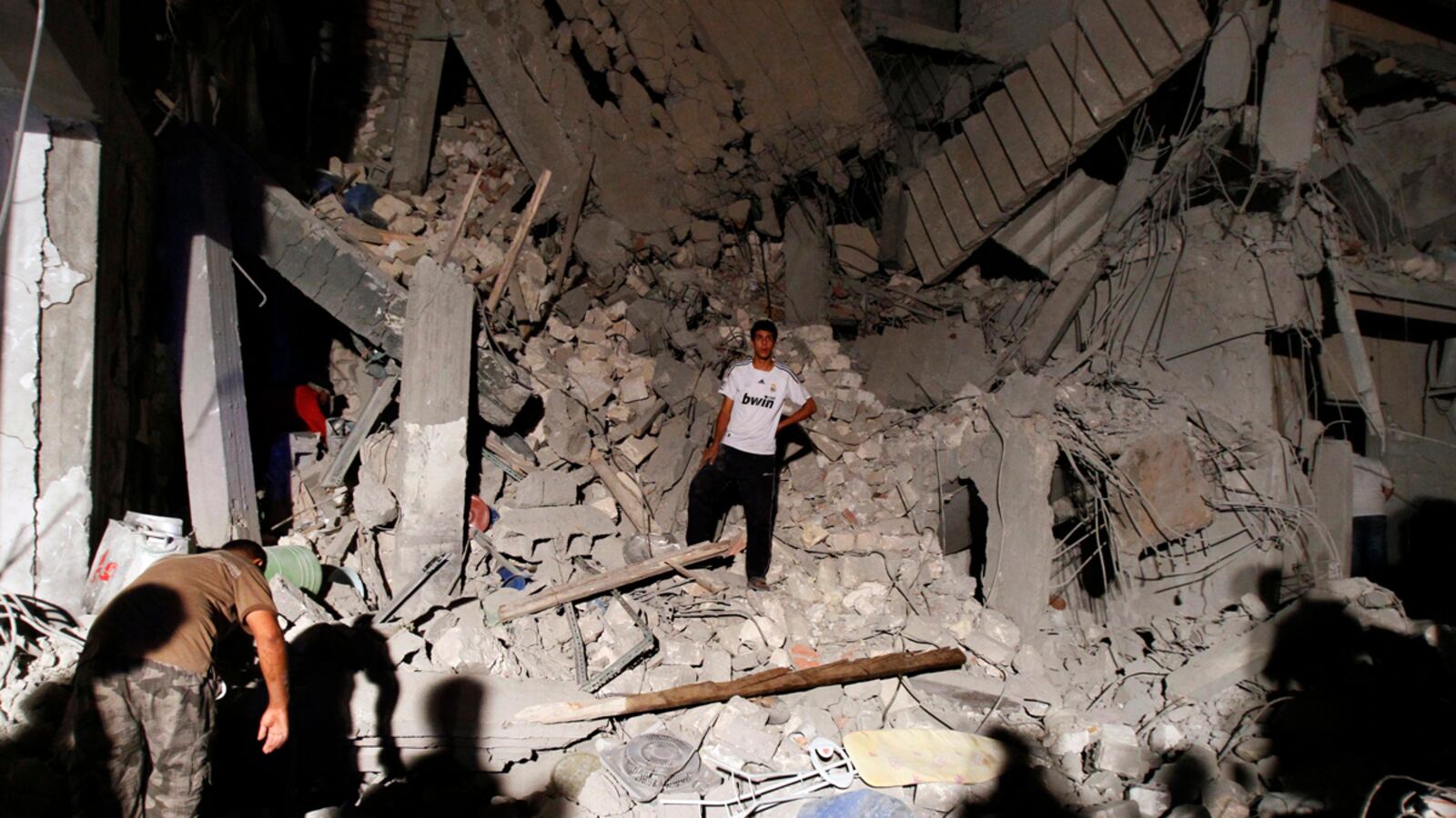 cheats/2011/06/19/libya-nato-strike-killed-7-civilians/libya-nato-civilians-airstrike-cheat_pyz0tr