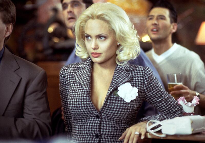 galleries/2010/10/13/marilyn-monroe-look-alikes/marilyn-monroe-look-alikes---angelina-jolie_jlnxey