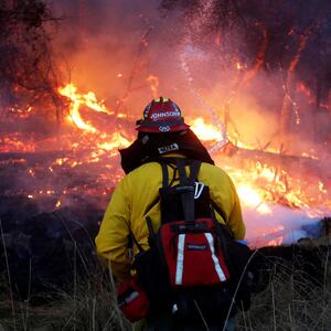 Firefighters battle a wildfire near Santa Rosa, California, U.S., October 14, 2017. REUTERS/Jim Urquhart     TPX IMAGES OF THE DAY - RC16A10BA8F0