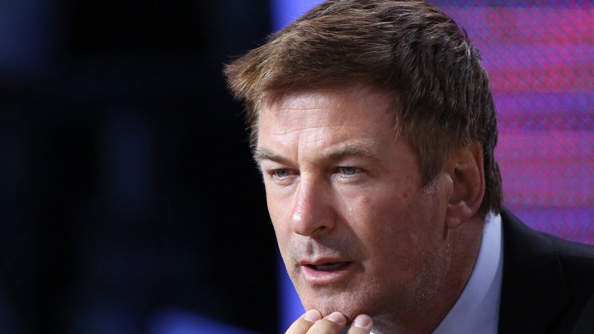 cheats/2012/06/19/alec-baldwin-punches-photographer/alec-baldwin-punches-photographer-cheat_p9dfjw