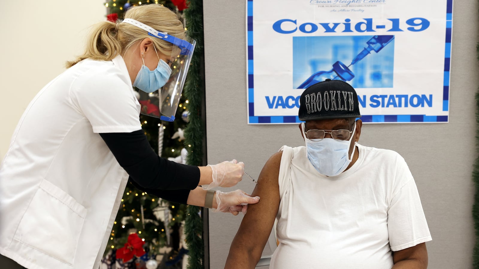 2020-12-22T180034Z_390085456_RC2ISK9A95JD_RTRMADP_3_HEALTH-CORONAVIRUS-VACCINES_wv4xc6
