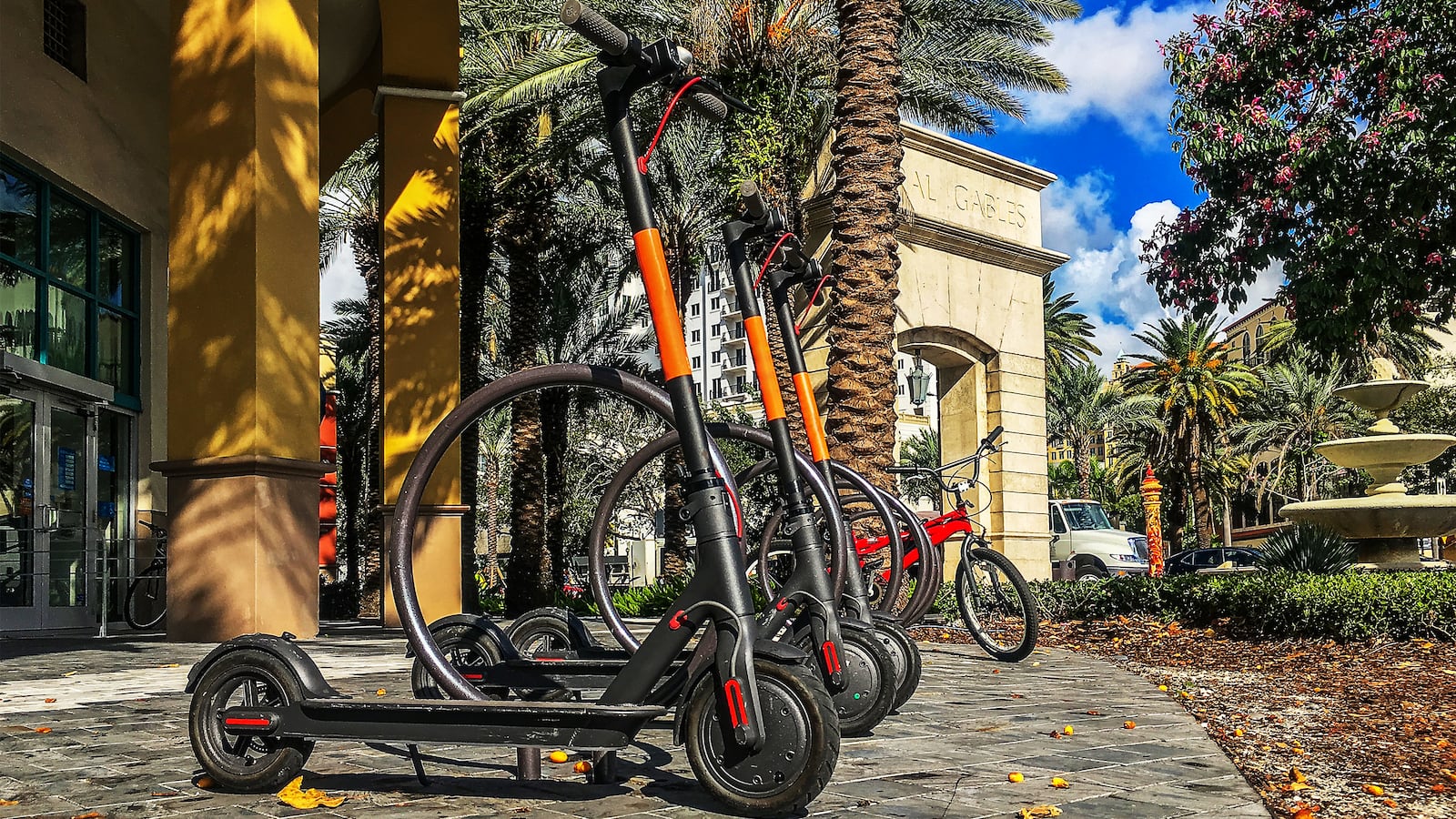 190901-mongomery-electric-scooter-tease_nx0bm8