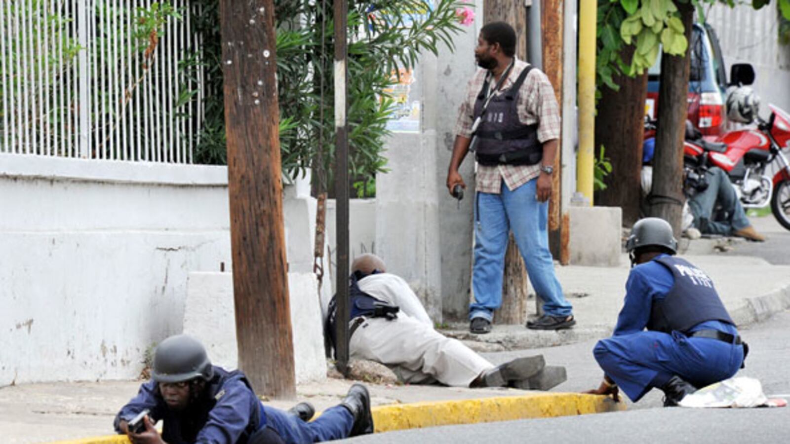 galleries/2010/05/26/jamaica-slum-standoff/jamaica-fighting-5_z4tgu0