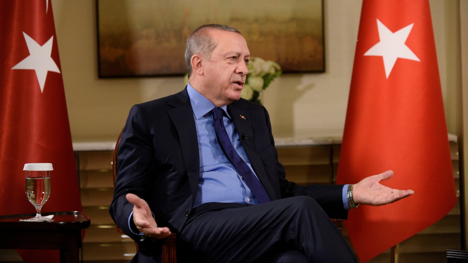 170921-erdogan-speech-fights-protesters-cheat_rni68d