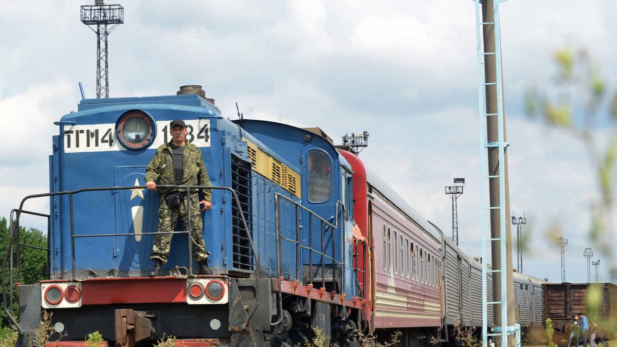 cheats/2014/07/22/train-with-mh17-bodies-arrives-at-last/140722-mh17-train-cheat_pipnn9