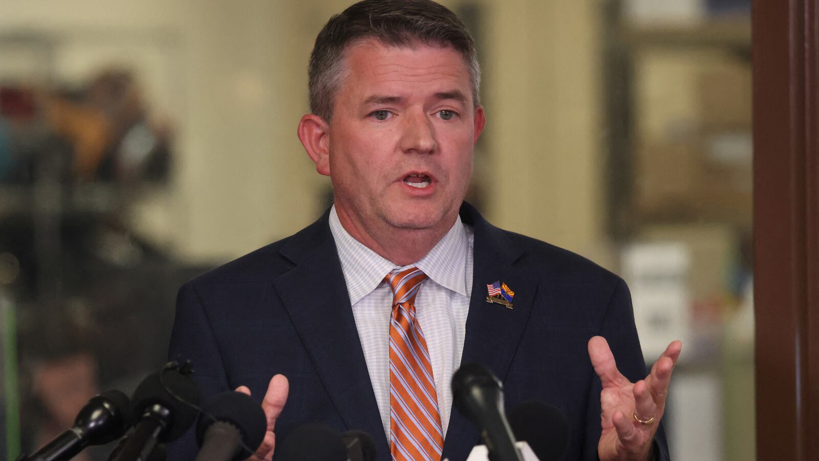 2022-11-12T010906Z_1397538495_RC2ZJX9GOB8J_RTRMADP_3_USA-ELECTION-ARIZONA_qlvhyc