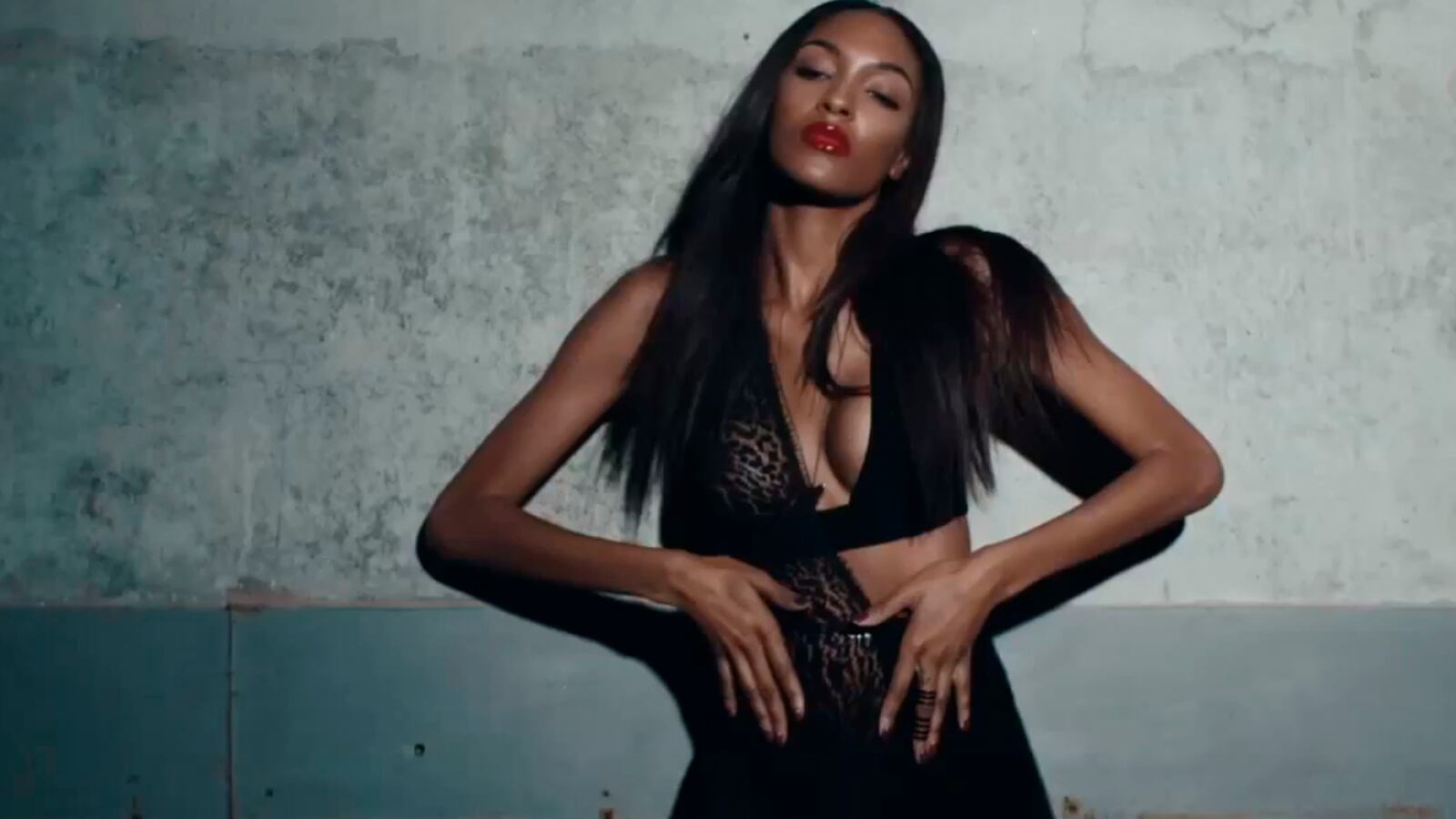 articles/2013/12/13/beyonce-s-model-filled-music-video-victoria-s-secret-sells-replica-fantasy-bra/131213-beyounce03_ousgnv