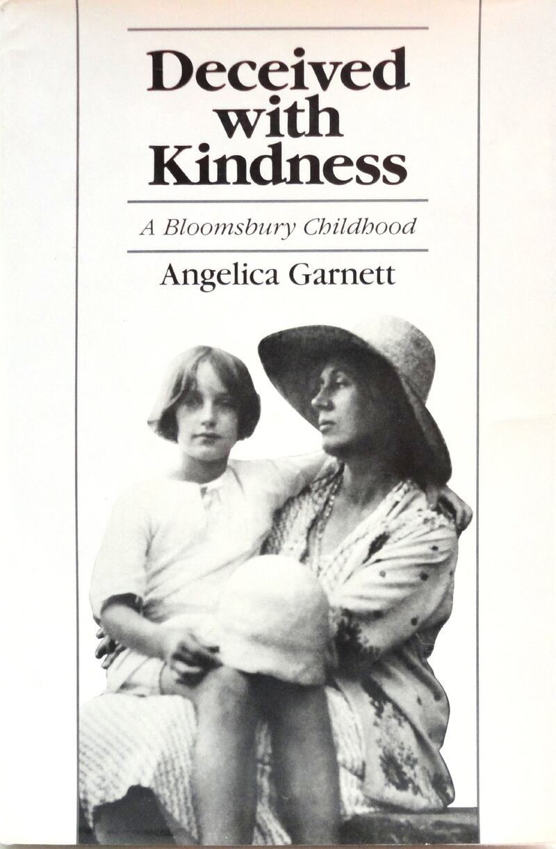 articles/2014/04/10/house-of-cads-growing-up-amid-the-weirdness-of-bloomsbury/140409-ferri-garnett-embed_qsfolr