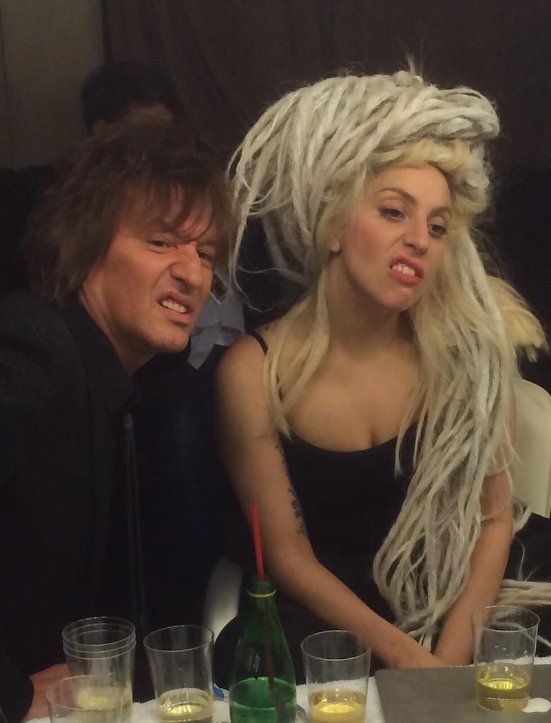 galleries/2013/11/16/kesha-lady-gaga-miley-cyrus-and-the-week-in-selfies-photos/131115-selfies-therealsambora_qbhra8